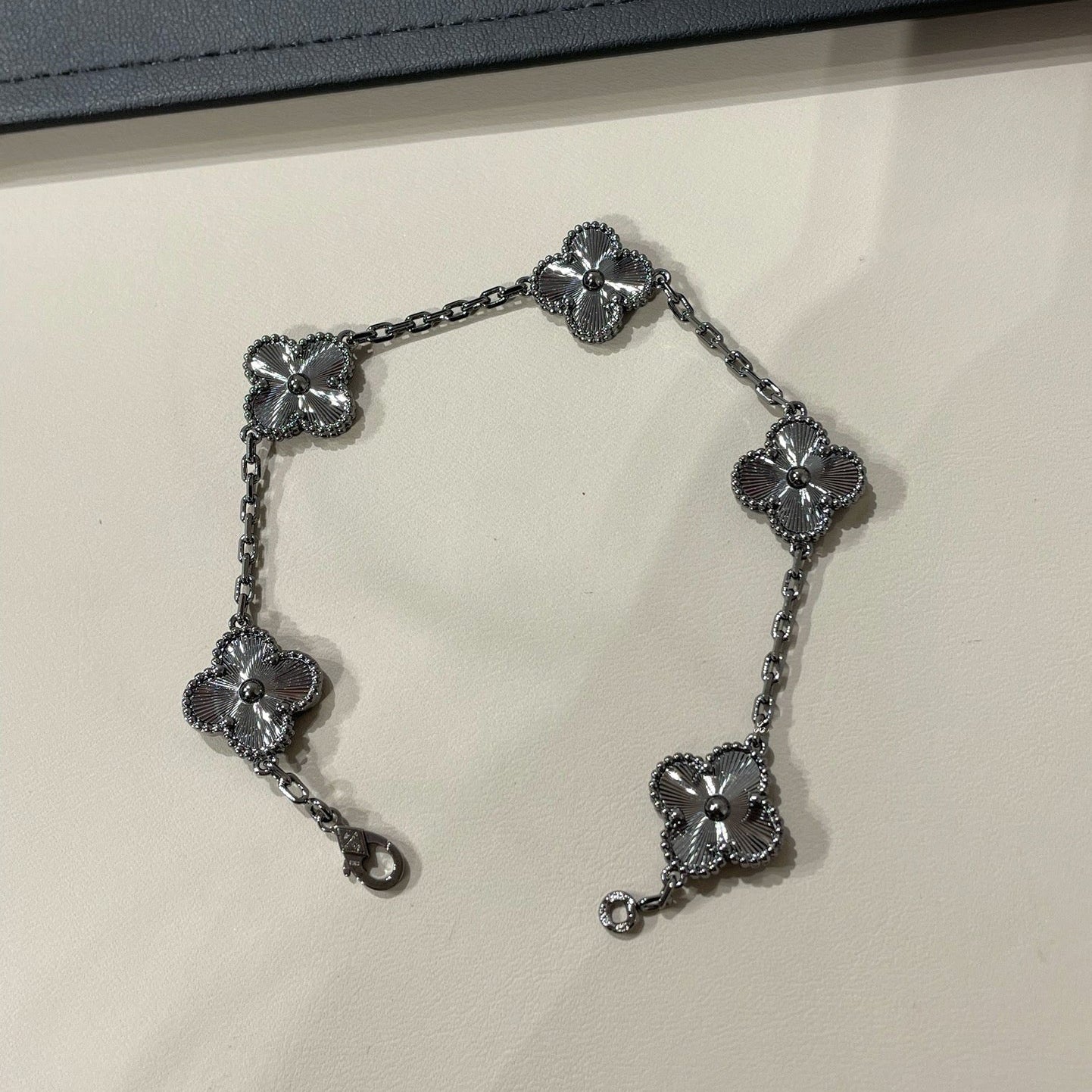 [GALE]CLOVER 5 MOTIF BLACK BRACELET