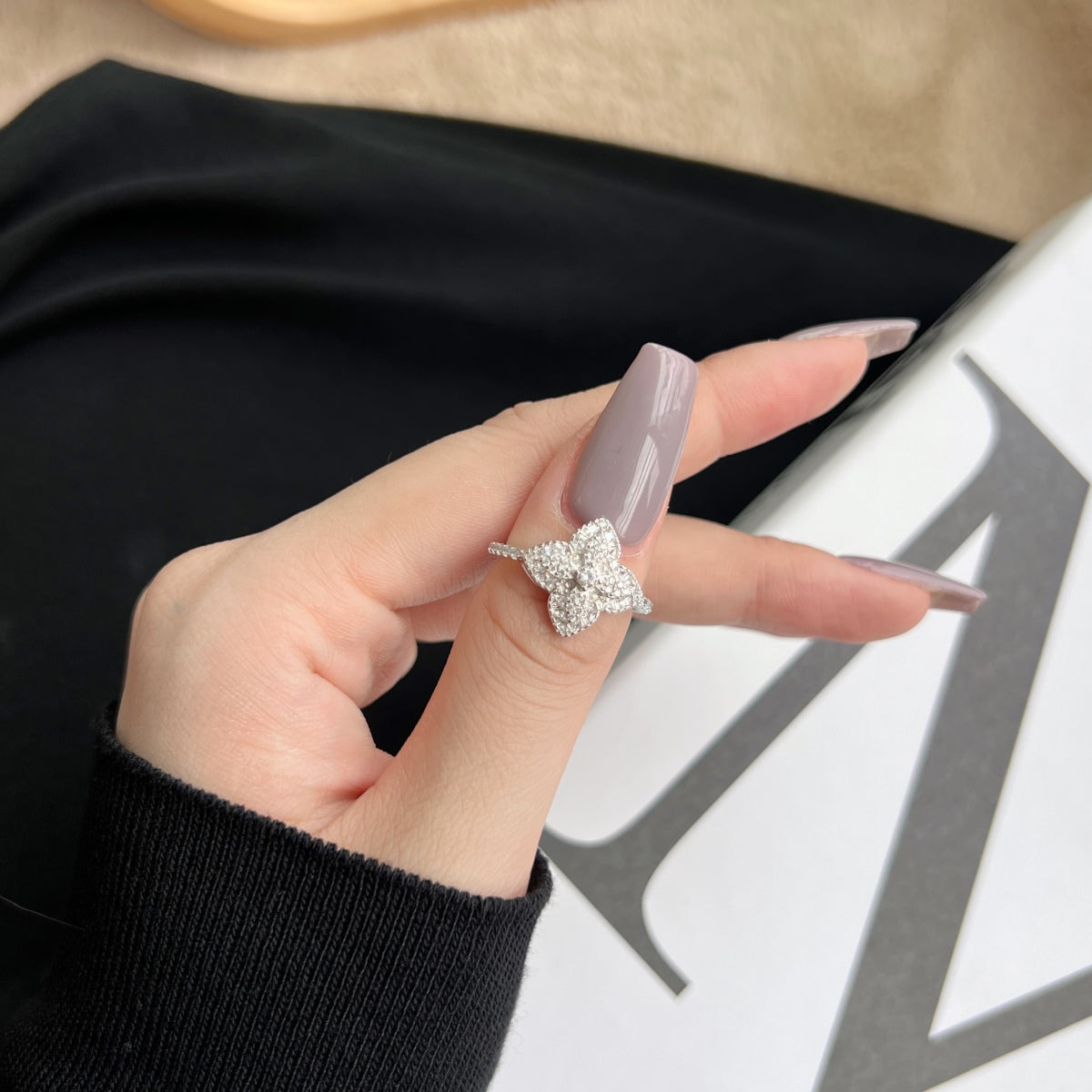 [GALE]Luxurious Colorful Flower Shape Banquet Ring