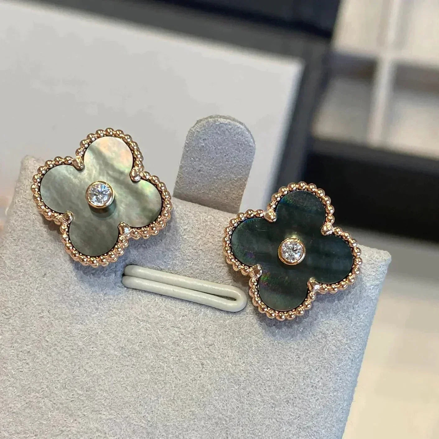 [GALE]CLOVER MEDIUM 1 MOTIFS GRAY MOP  DIAMOND EARRINGS