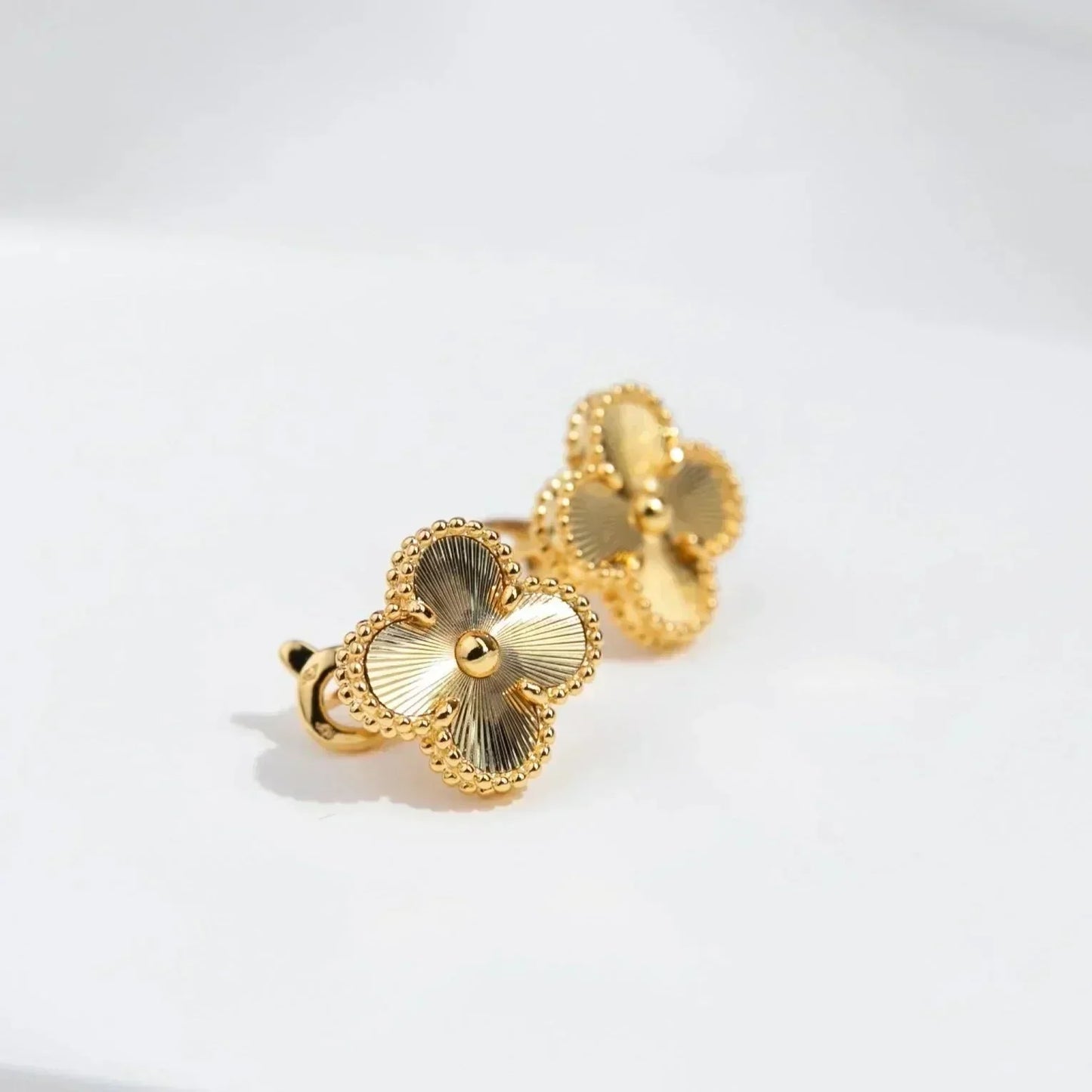 [GALE]CLOVER MEDIUM 1 MOTIFS LASER EARRINGS