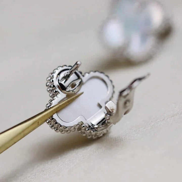 [GALE]CLOVER MEDIUM 1 MOTIFS  WHITE MOP EARRINGS SILVER