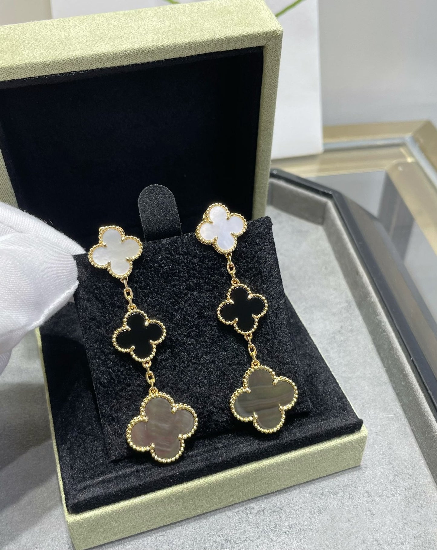[GALE]CLOVER 3 MOTIF MOP ONYX DARK MOP PINK GOLD EARRINGS