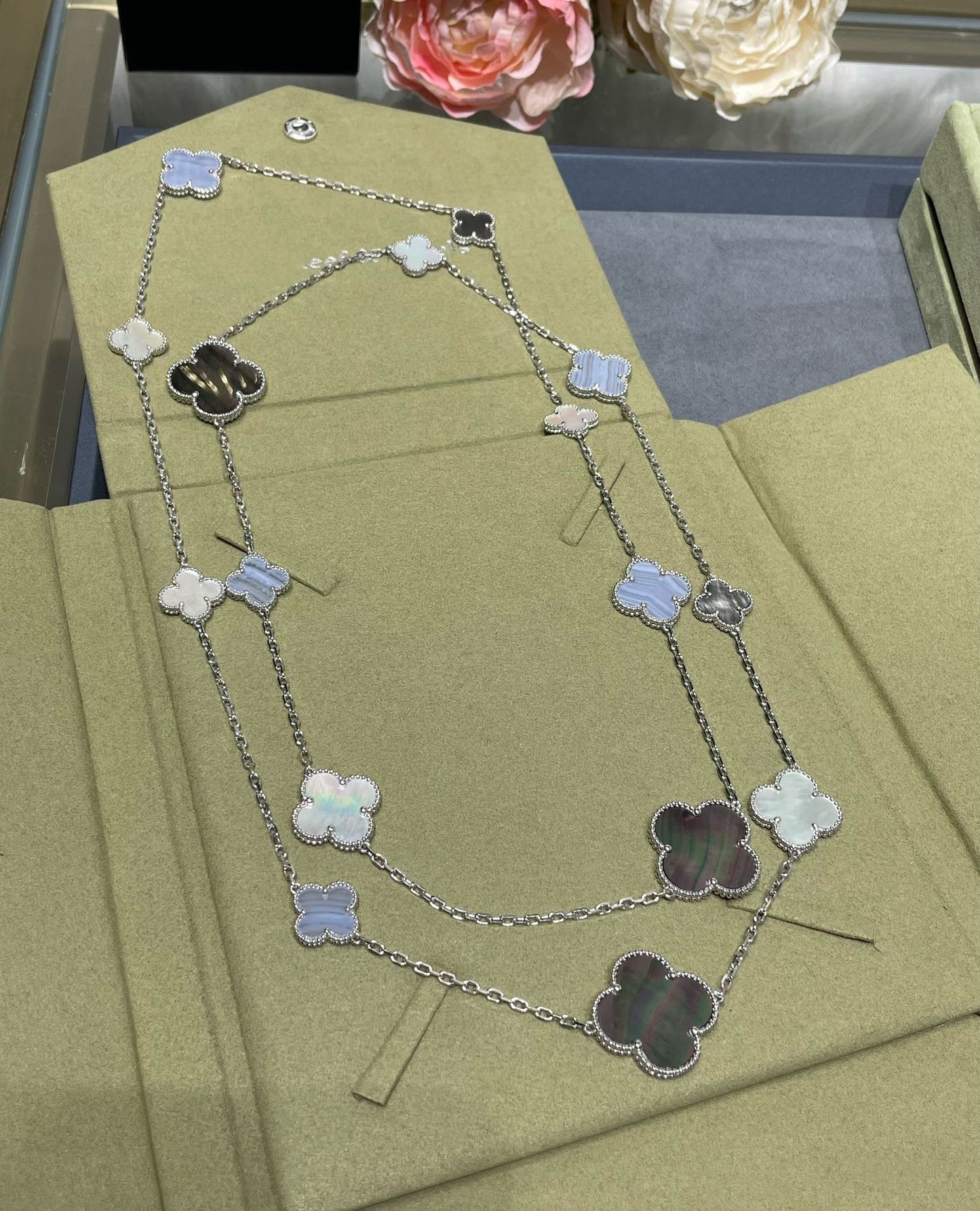 [GALE]CLOVER 16 MOTIF CHALCEDONY MOP SILVER NECKLACE