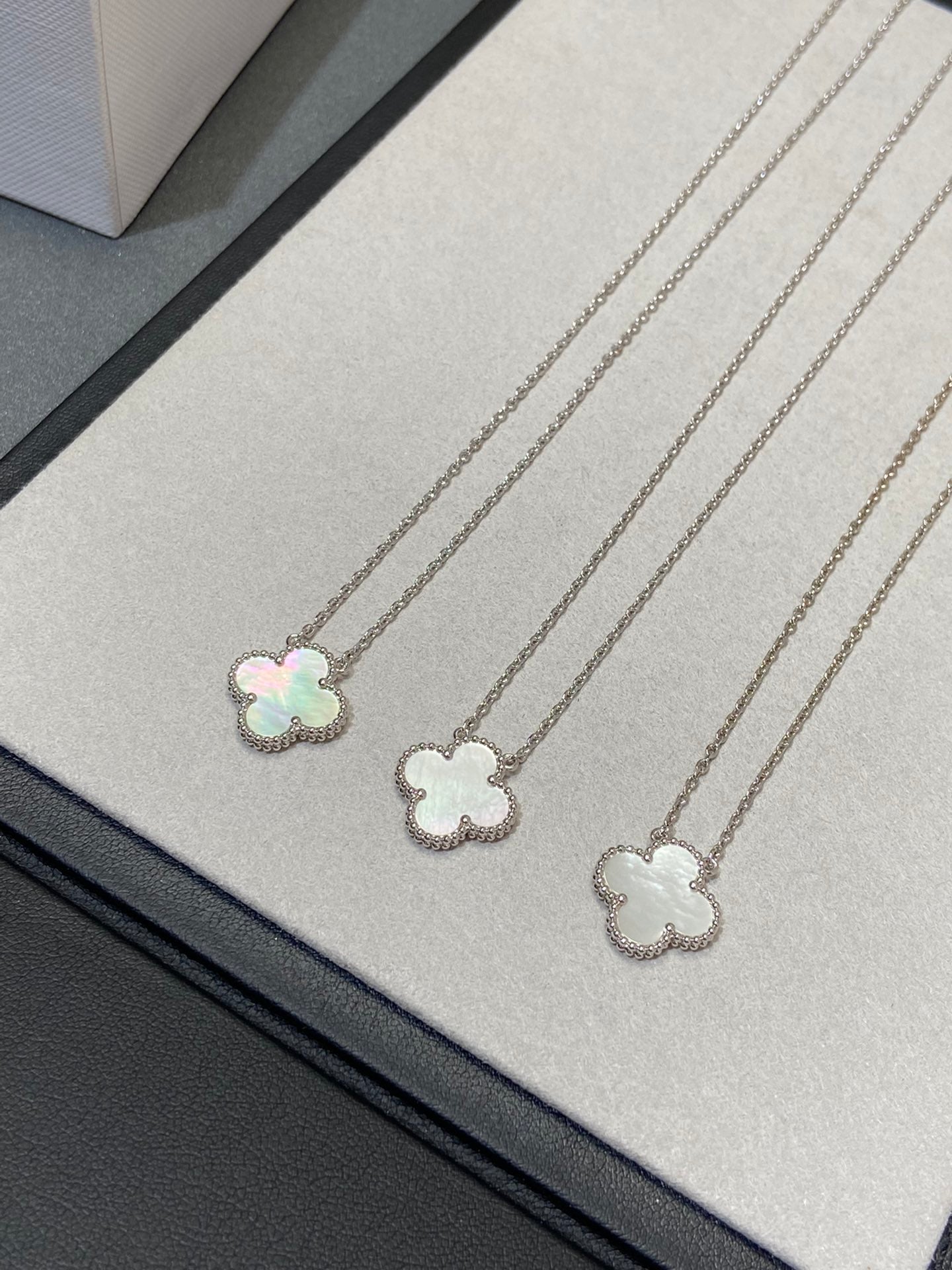 [GALE]CLOVER MEDIUM SILVER WHITE MOP NECKLACE