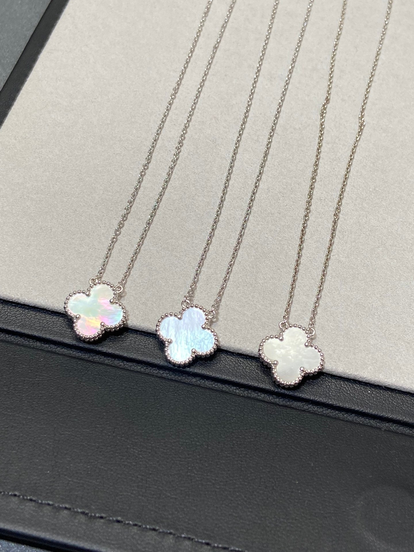 [GALE]CLOVER MEDIUM SILVER WHITE MOP NECKLACE
