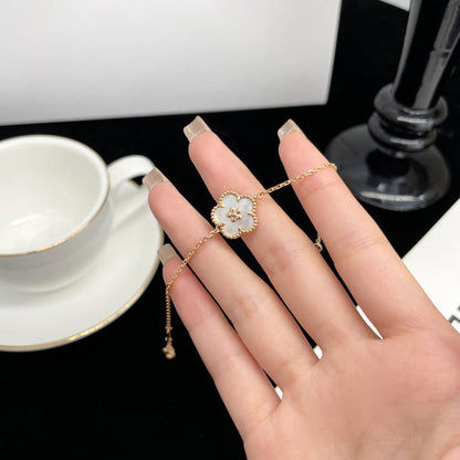 [GALE]LUCKY  WHITE MOP  PLUM BLOSSOM NECKLACE