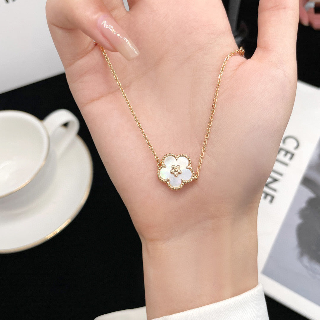 [GALE]LUCKY  WHITE MOP  PLUM BLOSSOM NECKLACE