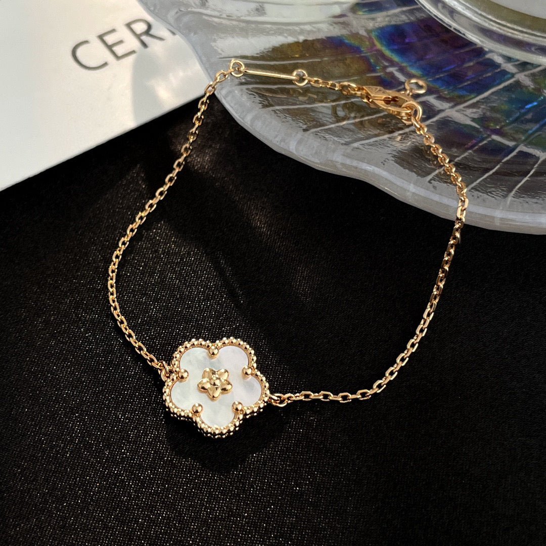 [GALE]LUCKY WHITE MOP PLUM BLOSSOM  BRACELET