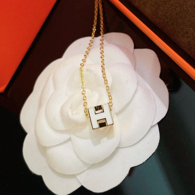 [GALE]H WHITE SQUARE GOLD NECKLACE