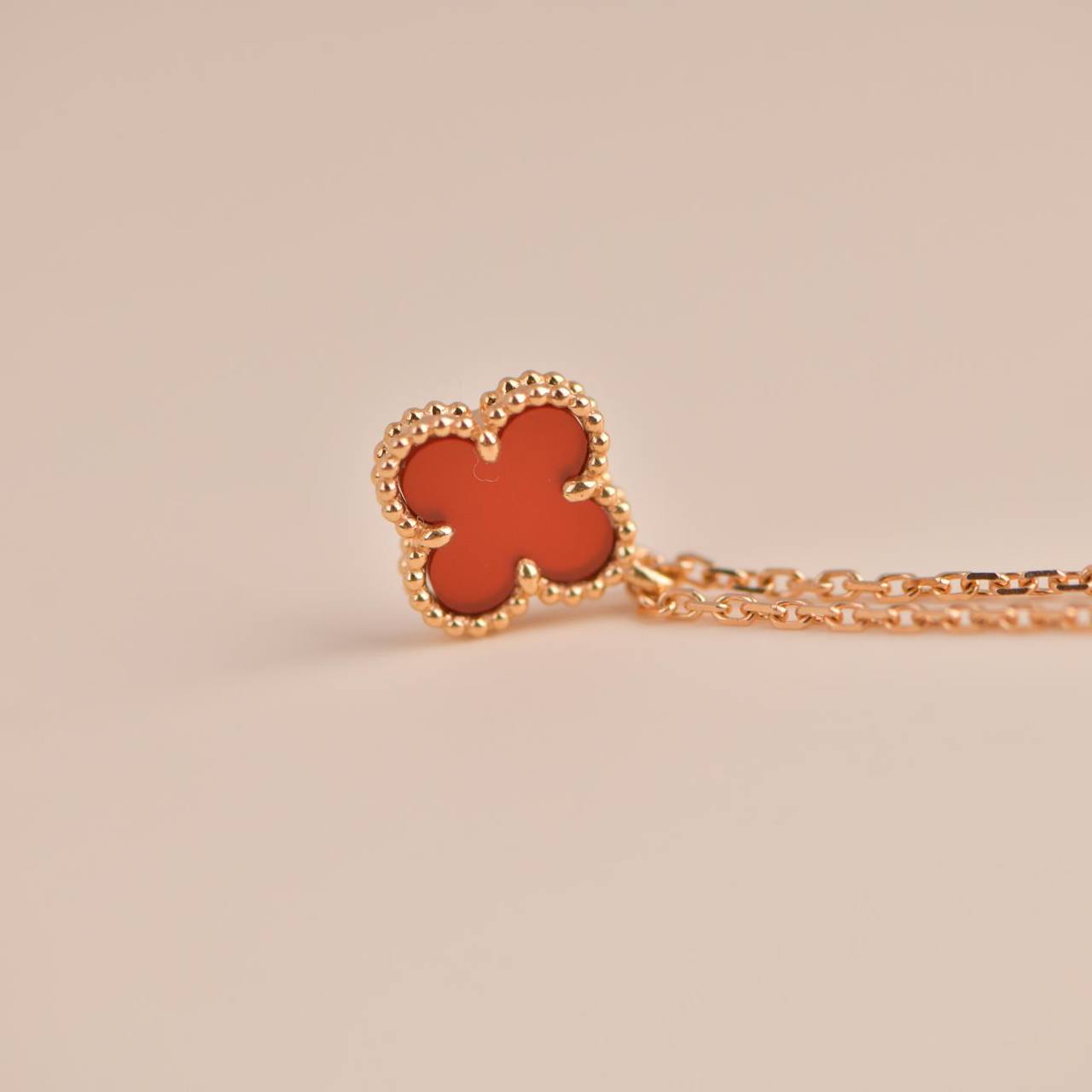 [GALE]CLOVER MINI 9.5MM WHITE CARNELIANS NECKLACE