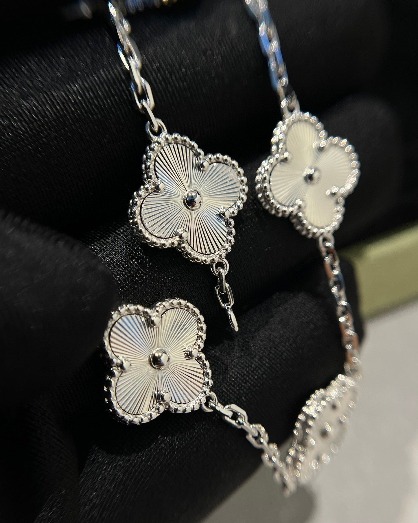 [GALE] CLOVER 5 MOTIF LASER BRACELET COLLECTION