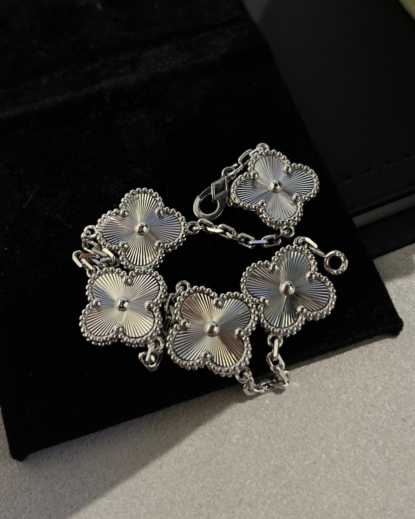 [GALE] CLOVER 5 MOTIF LASER BRACELET COLLECTION