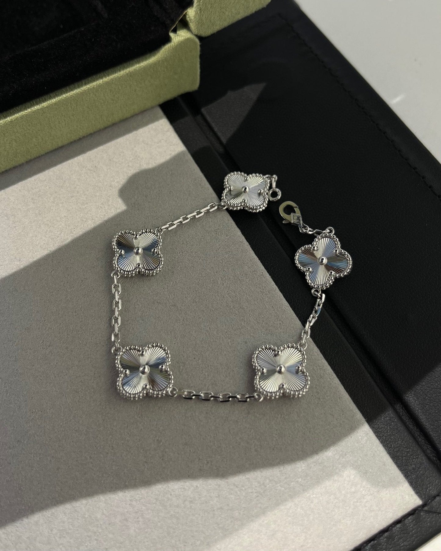 [GALE] CLOVER 5 MOTIF LASER BRACELET COLLECTION