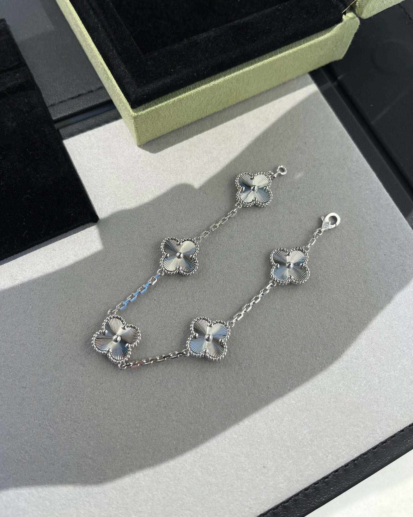 [GALE] CLOVER 5 MOTIF LASER BRACELET COLLECTION